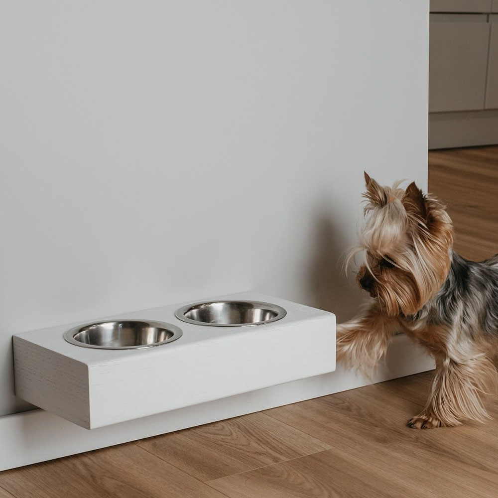 Håndlavet Designer Væghængt Foderbar Til Katte og Små Hunde i Hvidmalet Egetræ