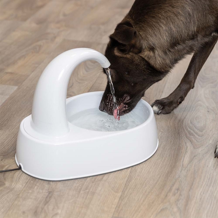 Trixie Kurvet Drikkefontæne Til Hund & Kat Hvid 2,5 Liter